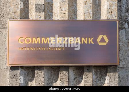 Düsseldorf, Deutschland - 1. Juni 2023: Commerzbank-Zeichen mit Logo in Düsseldorf, Nordrhein-Westfalen. Die Commerzbank ist eine deutsche Bank und FIN Stockfoto