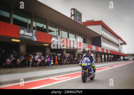 Portimao, Portugal. März 2024. Marcos Ramirez aus Spanien und das OnlyFans American Racing Team sind vor dem Start des Free Practice Nummer zwei MotoGP-Rennens des Tissot Grand Prix von Portugal auf dem Algarve International Circuit in Portimao in der Box zu sehen. (Foto: Henrique Casinhas/SOPA Images/SIPA USA) Credit: SIPA USA/Alamy Live News Stockfoto