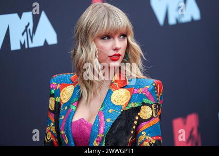 (DATEI) Taylor Swift: The Eras Tour bricht Disney+ Record als Nr. 1 am meisten gestreamt Musikfilm. NEWARK, NEW JERSEY, USA - 26. AUGUST: Sänger Taylor Swift trägt ein maßgeschneidertes Atelier Versace Outfit, Stiefel von Christian Louboutin und Schmuck von Lorraine Schwartz und Ofira kommt bei den MTV Video Music Awards 2019, die am 26. August 2019 im Prudential Center in Newark, New Jersey, USA, stattfinden. (Foto: Xavier Collin/Image Press Agency) Stockfoto