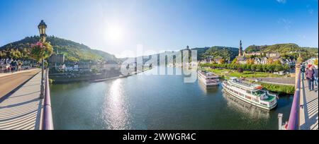 Cochem: Mosel (Mosel), Skagerrak-Brücke, St. Remaclus-Altkatholische Kirche in Cond, Reichsburg Cochem, Altstadt, Fahrgastschiffe in Stockfoto