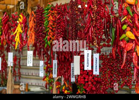 Theke mit verschiedenen Paprika auf dem portugiesischen Markt Stockfoto