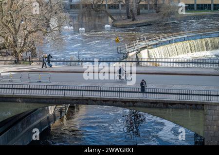 Luftaufnahme der Gamlebro-Brücke über den Motala-Fluss während eines sonnigen Frühlingstages im März 2024 in Norrköping, Schweden Stockfoto