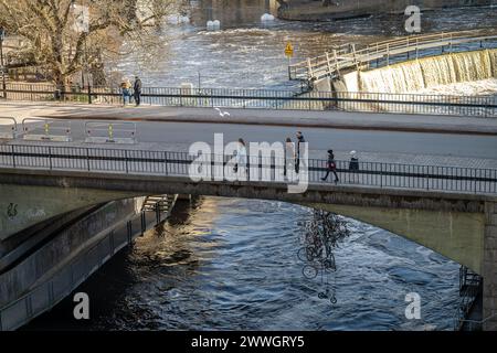 Luftaufnahme der Gamlebro-Brücke über den Motala-Fluss während eines sonnigen Frühlingstages im März 2024 in Norrköping, Schweden Stockfoto