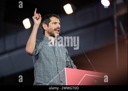 Madrid, Spanien. März 2024. Ernest Urtasun, Kulturminister, spricht während des Schließungsakts der ersten Versammlung der Koalition. Sumar hat eine Gründungsversammlung mit dem Ziel abgehalten, der Gründung eine Organisationsstruktur zu geben, die ihre erste Versammlung in La Nave, Villaverde, feiert. Quelle: Marcos del Mazo/Alamy Live News Stockfoto