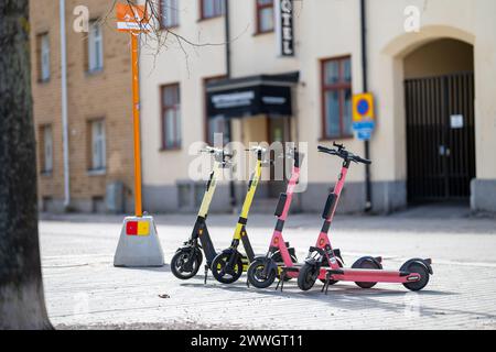 Elektroroller parken auf einem eigenen Parkplatz in Norrköping, Schweden. Diese Fahrzeuge sind umstritten, und Paris hat kürzlich für ein Verbot gestimmt. Stockfoto