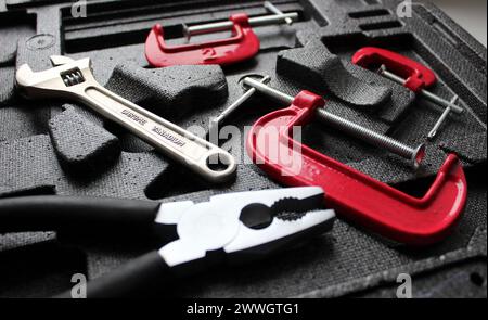Mechanische Werkzeuge zum Verpressen, Halten und Spannen von Produktionsteilen in Ordnung am Lagertisch Stockfoto