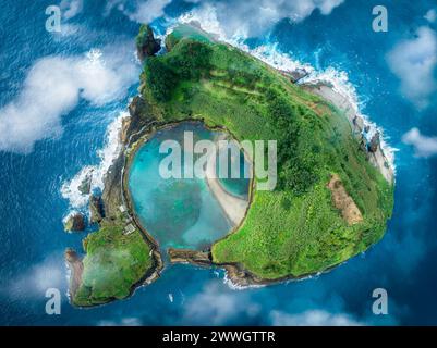 Erkunden Sie die Ilhéu de Vila Franca do Campo, eine faszinierende vulkanische Insel und ein Naturschutzgebiet vor der São Miguel, einem ikonischen Juwel der Azoren. Stockfoto