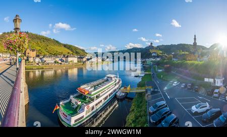 Cochem: Mosel (Mosel), Skagerrak-Brücke, St. Remaclus-Altkatholische Kirche in Cond, Reichsburg Cochem, Altstadt, Fahrgastschiffe in Stockfoto