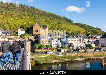 Cochem: Mosel, Skagerrak-Brücke, Altkatholische Kirche St. Remaclus in Cond, Weinberg in Mosel, Rheinland-Pfalz, Rheinland-Pfalz, Rheinland-Pfalz Stockfoto