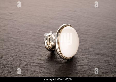 Schubladengriff aus Metall auf Schieferstein, Möbelbeschläge, Makro. Stockfoto