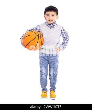 Glücklicher asiatischer Junge, der einen Basketball hält und auf weißem Hintergrund lächelt Stockfoto