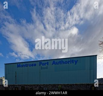 Die Seite eines verzinkten Stahllagers der Hafenbehörde von Montrose am Rand des Hafenkomplexes. Stockfoto