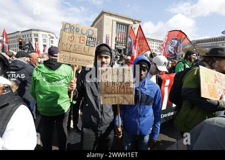 Brüssel, Belgien März 2024. Die Menschen nehmen am Sonntag, den 24. März 2024, in Brüssel an einer Demonstration "vereint gegen Rassismus" Teil. BELGA FOTO NICOLAS MAETERLINCK Credit: Belga News Agency/Alamy Live News Stockfoto