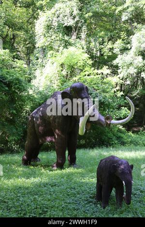 Jagd in der Vorgeschichte: Mammutjagd und rekonstruierte Mammutjagd im Prehisto Parc im Vézère River Valley in Périgord Noir. Tursac, Périgo Stockfoto