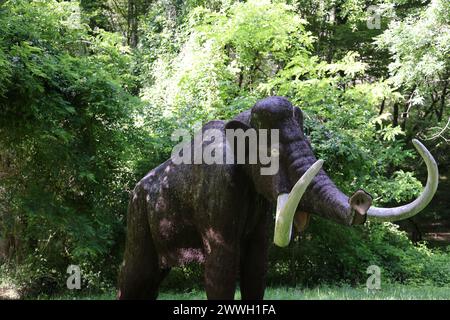 Jagd in der Vorgeschichte: Mammutjagd und rekonstruierte Mammutjagd im Prehisto Parc im Vézère River Valley in Périgord Noir. Tursac, Périgo Stockfoto