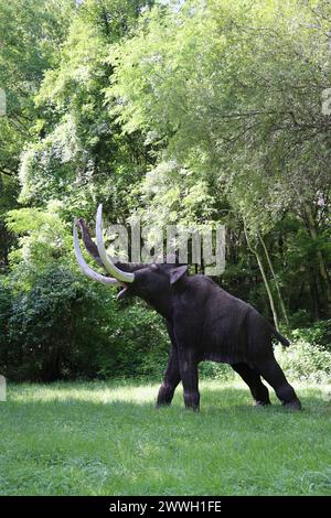 Jagd in der Vorgeschichte: Mammutjagd und rekonstruierte Mammutjagd im Prehisto Parc im Vézère River Valley in Périgord Noir. Tursac, Périgo Stockfoto