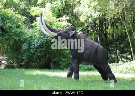 Jagd in der Vorgeschichte: Mammutjagd und rekonstruierte Mammutjagd im Prehisto Parc im Vézère River Valley in Périgord Noir. Tursac, Périgo Stockfoto