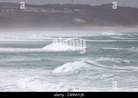 Wellen vor der Küste von Cornwall bei Gwithian Stockfoto