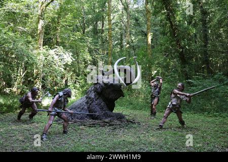 Jagd in der Vorgeschichte: Mammutjagd und rekonstruierte Mammutjagd im Prehisto Parc im Vézère River Valley in Périgord Noir. Tursac, Périgo Stockfoto