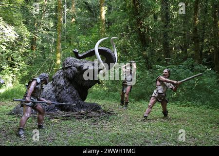 Jagd in der Vorgeschichte: Mammutjagd und rekonstruierte Mammutjagd im Prehisto Parc im Vézère River Valley in Périgord Noir. Tursac, Périgo Stockfoto