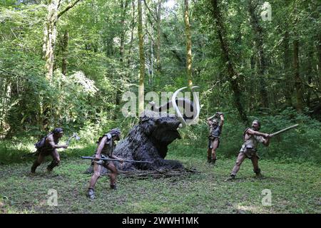 Jagd in der Vorgeschichte: Mammutjagd und rekonstruierte Mammutjagd im Prehisto Parc im Vézère River Valley in Périgord Noir. Tursac, Périgo Stockfoto