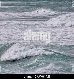 Wellen vor der Küste von Cornwall bei Gwithian Stockfoto