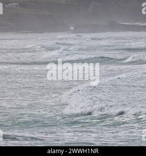 Wellen vor der Küste von Cornwall bei Gwithian Stockfoto