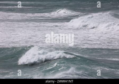 Wellen vor der Küste von Cornwall bei Gwithian Stockfoto