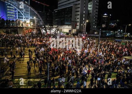 Tel Aviv, Israel. März 2024. Demonstranten versammeln sich um Lagerfeuer vor dem IDF-Hauptquartier. Tausende Demonstranten gegen Premierminister Benjamin Netanjahu schlossen sich den israelischen Geiselfamilien an und forderten einen sofortigen Geiselvertrag, einen Waffenstillstand und allgemeine Wahlen im Staat Israel. Es kam zu Zusammenstößen mit der israelischen Polizei, nachdem Demonstranten vor dem IDF-Hauptquartier und auf dem Ayalon-Highway ein paar Lagerfeuer angelegt hatten. 15 wurden verhaftet. Quelle: SOPA Images Limited/Alamy Live News Stockfoto