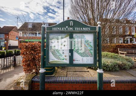 Eine Straßenkarte, eine Liste von Unternehmungen, lokale Sehenswürdigkeiten und Touristeninformationen, Henley-on-Thames, eine Stadt an der Themse, Süd-Oxfordshire Stockfoto