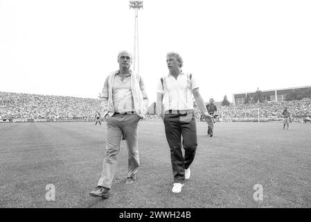 Udo Lattek li. mit Karl-Heinz Feldkamp 08/83 stroe Udo Lattek li. Und Karl-Heinz Feldkamp am 13. August 1983 beim Bundesliga-Fußballspiel DSC Arminia Bielefeld gegen den FC Bayern München auf der Bielefelder Alm Deutschland deutsch Deutscher Mann Männer Training Fußball Sport Ex ehemaliger Fußballspieler Trainer Fußballtrainer Stadion Fußballstadion deutscher Fußballtrainer quer ganz freistellbar gehen Spielfeld Rasen sprechend neutral draußen SW *** Udo Lattek verließ mit Karl Heinz Feldkamp 08 83 Str. Udo Lattek verließ und Karl Heinz Feldkamp am 13. August 1983 in der Bundesliga Stockfoto