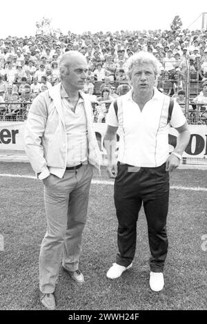 Udo Lattek li. mit Karl-Heinz Feldkamp 08/83 stroe Udo Lattek li. Und Karl-Heinz Feldkamp am 13. August 1983 beim Bundesliga-Fußballspiel DSC Arminia Bielefeld gegen den FC Bayern München auf der Bielefelder Alm Deutschland deutsch Deutscher Mann Männer Training Fußball Sport Ex ehemaliger Fußballspieler Trainer Fußballtrainer Stadion Fußballstadion deutscher Fußballtrainer hoch ganz freistellbar stehend sprechend neutral draußen SW *** Udo Lattek links bei Karl Heinz Feldkamp 08 83 Str. Udo Lattek verließen und Karl Heinz Feldkamp am 13. August 1983 beim Bundesliga-Fußballspiel DSC Armin Stockfoto