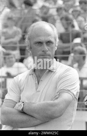 Udo Lattek Fußballtrainer 08/83 stroe Udo Lattek am 13. August 1983 beim Bundesliga-Fußballspiel DSC Arminia Bielefeld gegen den FC Bayern München auf der Bielefelder Alm Deutschland deutsch Deutscher Mann Training Fußball Sport Ex ehemaliger Fußballspieler Trainer deutscher Fußballtrainer hoch halb ernst neutral draußen Arme verschränkte SW *** Udo Lattek Fußballtrainer 08 83 stroe Udo Lattek am 13. August 1983 beim Bundesliga-Fußball-Spiel DSC Arminia Bielefeld gegen den FC Bayern München auf der Bielefelder Alm Deutschland Deutscher Mann trainiert Fußball-Sport Ex-Ex-Ex-Ex Stockfoto