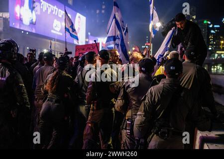 Tel Aviv, Israel. März 2024. Israelische Grenzpolizisten vertreiben Demonstranten von der blockierten Autobahn Ayalon. Tausende Demonstranten gegen Premierminister Benjamin Netanjahu schlossen sich den israelischen Geiselfamilien an und forderten einen sofortigen Geiselvertrag, einen Waffenstillstand und allgemeine Wahlen im Staat Israel. Es kam zu Zusammenstößen mit der israelischen Polizei, nachdem Demonstranten vor dem IDF-Hauptquartier und auf dem Ayalon-Highway ein paar Lagerfeuer angelegt hatten. 15 wurden verhaftet. Quelle: SOPA Images Limited/Alamy Live News Stockfoto