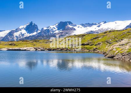 Lac Lérié mit dem Massif de la Meije et du Rateau, Massif des Ecrins, Frankreich. Sie können den Gletscher von Girose sehen Stockfoto