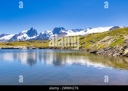 Lac Lérié mit dem Massif de la Meije et du Rateau, Massif des Ecrins, Frankreich. Sie können den Gletscher von Girose sehen Stockfoto