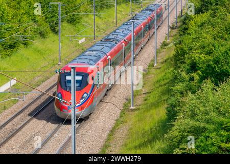 ETR 400 oder Frecciarossa 1000 von Trenitalia durch Burgund, Frankreich Stockfoto