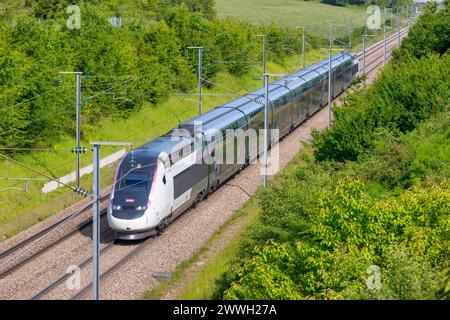 TGV POS-Duplex vorbei an Burgund, Frankreich Stockfoto