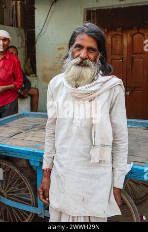 Stark bärtige ältere Indianer in typischer Alltagskleidung stehen am Straßenrand in einer Stadt im Bezirk Umaria von Madhya Pradesh, Indien Stockfoto