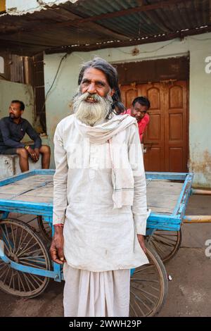 Stark bärtige ältere Indianer in typischer Alltagskleidung stehen am Straßenrand in einer Stadt im Bezirk Umaria von Madhya Pradesh, Indien Stockfoto