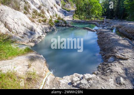 Bagni San Filippo Naturpool mit türkisfarbenem Wasser und weißen Felsen in der Toskana, Italien Stockfoto