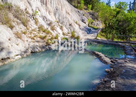 Bagni San Filippo Naturpool mit türkisfarbenem Wasser und weißen Felsen in der Toskana, Italien Stockfoto