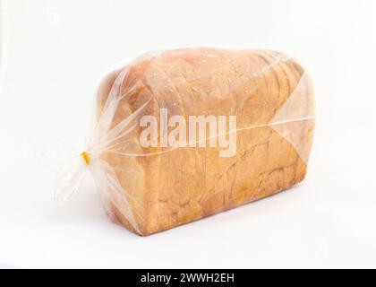 Weißes, geschnittenes Brot in einer Plastikverpackung auf weißem isoliertem Hintergrund Stockfoto