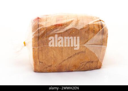 Versiegelte Packung mit Brotscheiben auf weißem, isoliertem Hintergrund Stockfoto