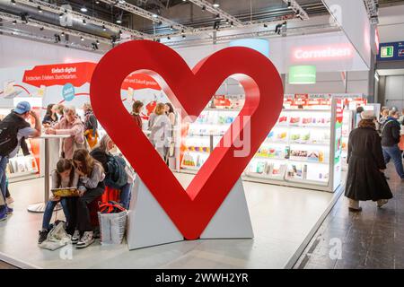 Leipziger Buchmesse am 23.03.24 - ein rotes Herz in der Mitte des Cornelsen Verlages - mit vielen Besuchern - Leipzig Messe Leipzig Sachsen Deutschland *** Leipziger Buchmesse am 23 03 24 ein rotes Herz im Zentrum der Stadt Cornelsen Verlag mit vielen Besuchern Leipziger Messe Leipzig Sachsen Deutschland xRMx Stockfoto