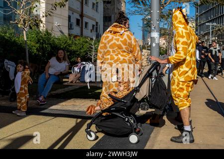 Tel Aviv, Israel. März 2024. Eine Familie ist als Giraffen für Purim gekleidet. Purim ist ein jüdischer Feiertag zum Gedenken an die Rettung der Juden im alten Persien durch einen Plan zur Vernichtung. Ein fröhlicher Feiertag, der sowohl von weltlichen als auch von nichtweltlichen Juden gefeiert wird, vor allem durch Kostüme und Feiern. (Foto: Syndi Pilar/SOPA Images/SIPA USA) Credit: SIPA USA/Alamy Live News Stockfoto