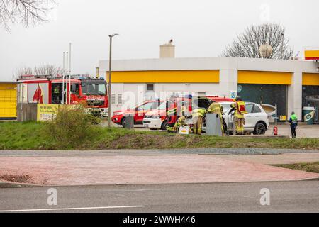 240324PKWBrand News ID: EN 2024-03-24-02 PKW Brand unter Tankstelle technischer Defekt am PKW sorgt für Feuerwehreinsatz Stollberg. Einsatzkräfte der Feuerwehr sind am Sonntagmittag zu einem PKW Brand an einer Tankstelle ausgerückt. Der Brand ereignete sich gegen 11:00 Uhr an einer Tankstelle in der Auer Straße. Während des Tankvorganges bemerkte der Fahrer, Rauch aus dem Motorraum seines VW. Der Fahrer fuhr seinen Wagen schnell von der Zapfsäule weg und löschte den Brand am PKW mit einem Feuerlöscher. Das Tankstellenpersonal unterstützte ihn dabei. Bei Ankunft der Kameraden, war der Brand im Stockfoto