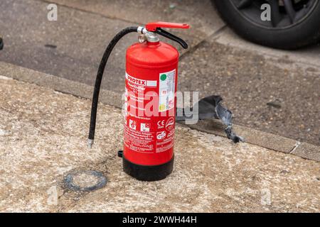 240324PKWBrand News ID: EN 2024-03-24-02 PKW Brand unter Tankstelle technischer Defekt am PKW sorgt für Feuerwehreinsatz Stollberg. Einsatzkräfte der Feuerwehr sind am Sonntagmittag zu einem PKW Brand an einer Tankstelle ausgerückt. Der Brand ereignete sich gegen 11:00 Uhr an einer Tankstelle in der Auer Straße. Während des Tankvorganges bemerkte der Fahrer, Rauch aus dem Motorraum seines VW. Der Fahrer fuhr seinen Wagen schnell von der Zapfsäule weg und löschte den Brand am PKW mit einem Feuerlöscher. Das Tankstellenpersonal unterstützte ihn dabei. Bei Ankunft der Kameraden, war der Brand im Stockfoto