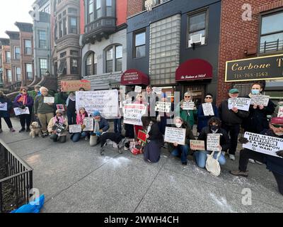 Menschen demonstrieren vor dem Bezirksbüro des Kongressabgeordneten Dan Goldman in Brooklyn, der sich gegen seine Unterstützung der israelischen Dezimierung des Gazastreifens und die Ermordung Tausender unschuldiger Zivilisten während des Kampfes gegen die Hamas ausspricht. Stockfoto