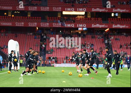 Bilbao, Spanien. 23. März 2024. Die Spieler Uruguays sind vor dem Freundschaftsspiel Pais Vasco gegen Uruguay am 23. März 2024 in Bilbao, Spanien, im Estadio de San Mames warm geworden. Quelle: Cesar Ortiz Gonzalez/Alamy Live News Stockfoto